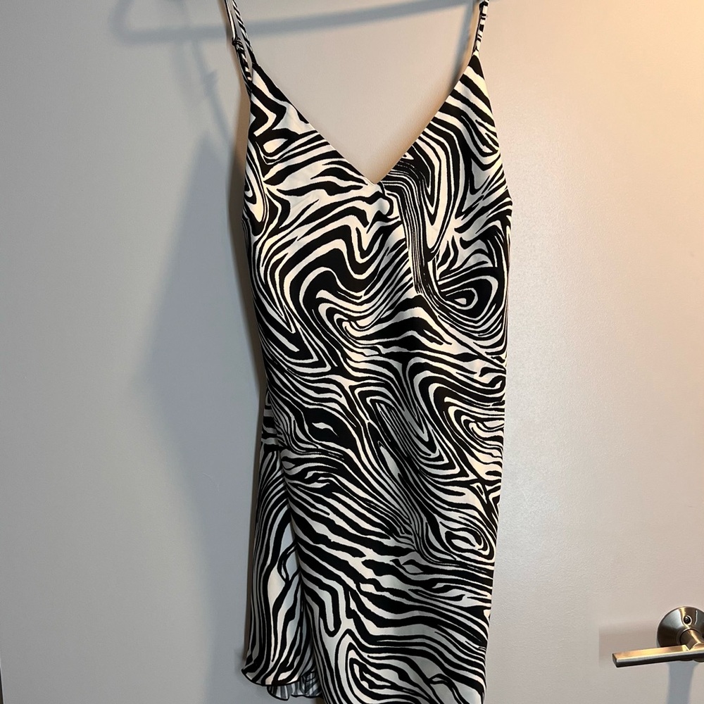 Black & White Zebra Print H&M Dress Perfect for Vacation! 🏝️⛱️☀️🕶️ - Picture 2 of 9